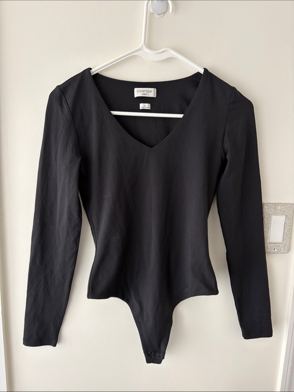 Aritzia Contour V neck Long Sleeve Black Bodysuit Medium nylon stretch